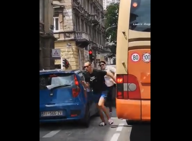 I RIU RREH GRUAN NË TRAFIK/ Ajo i del nga makina dhe ja çfarë i bën (VIDEO)