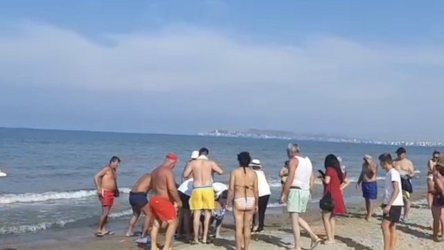 E RËNDË/ Pushimet kthehen në tragjedi, mbytet një turist në plazhin e Durrësit