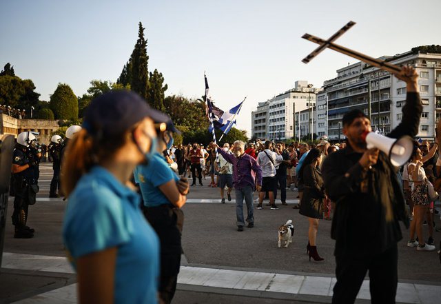 GREKËT NË RRUGË/ Mijëra persona protesojnë në Athinë kundër vaksinimit anti-covid