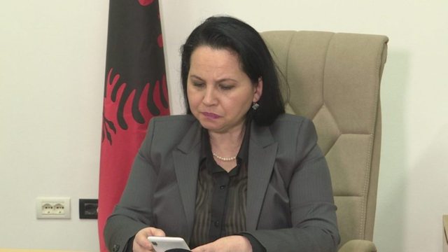“KA KAMERA, FUTI NË ÇANTË”/ Zv.ministrja e kujdeshme, gruaja në hall: Kam frikë se…