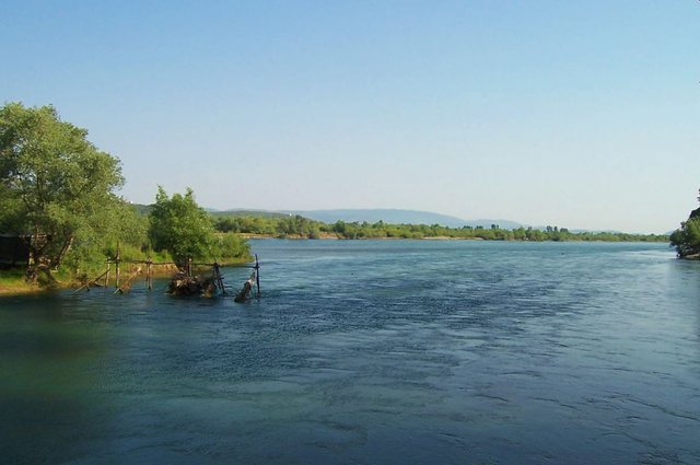 TRAGJIKE/ 29 vjeçari futet për të shpëtuar gruan, mbyten që të dy në sy të fëmijës