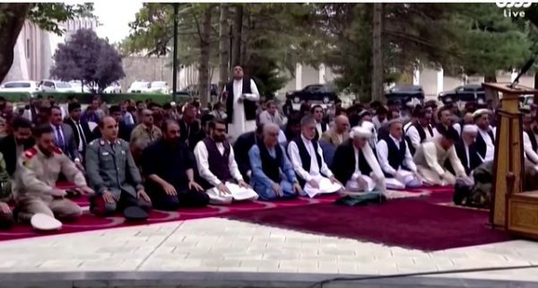 PAMJE PREKËSE NGA AFGANISTANI/ Besimtarët myslimanë vazhdojnë lutjen, edhe kur sulmohen nga raketat (VIDEO)