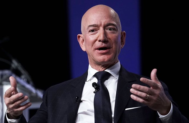 SAPO U KTHYE NGA HAPSIRA/ Jeff Bezos: Do u fal 100 milionë dollarë këtyre dy personave