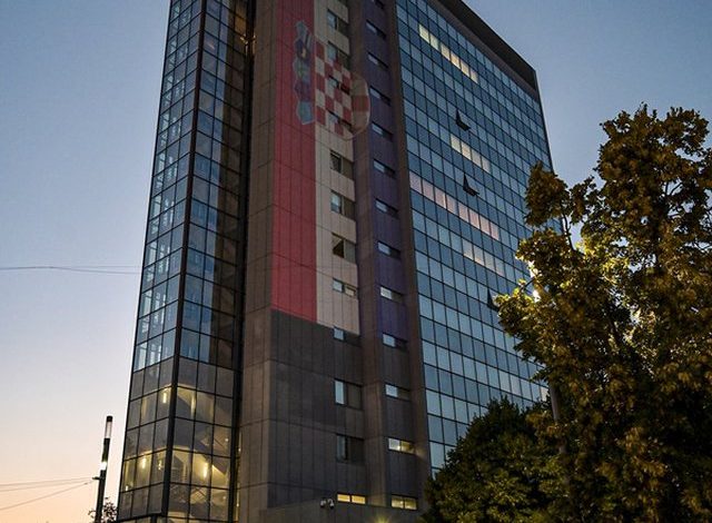 AKSIDENTI TRAGJIK ME 10 VIKTIMA/ Ngjyrat e flamurit kroat ndriçojnë ndërtesën e Qeverisë së Kosovës (FOTO)