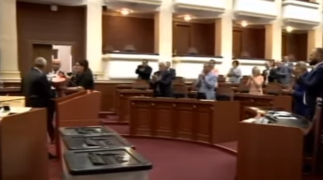 TË GJITHË NË KËMBË PËR GRAMOZ RUÇIN/ E presin me lule pas herës së tij të fundit në Kuvend