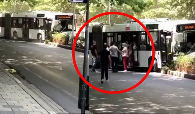 DEL NGA RRUGA URBANI I “TIRANËS SË RE”/ Hipën mbi trafikndarëse, dy pasagjerë… (PAMJET)