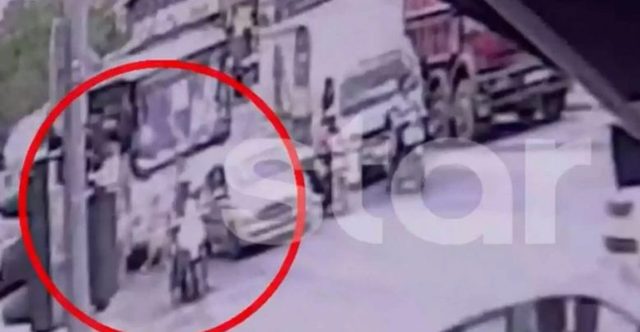 PAMJET E FRIKSHME/ Ja momenti kur kamioni përplas 7-vjeçaren e kushërirën e saj (VIDEO)