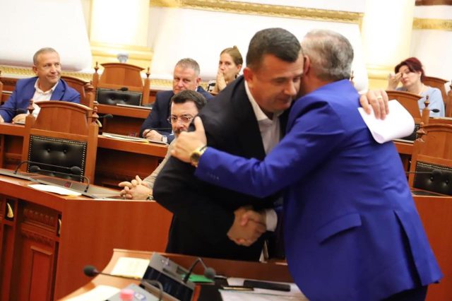 SEANCA E FUNDIT/ Lule për Gramoz Ruçin, ëmbëlsira dhe përqafime, çfarë nuk u pa në Kuvend