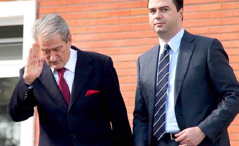 Basha nuk e “shet” Berishën, lojë të dyfishtë me SHBA: “Ka baba çun”
