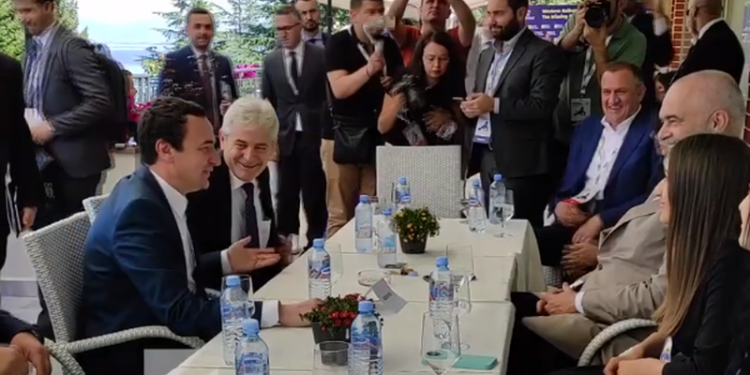 BATUTAT/ “Si je mo Albin?”, Rama dhe Kurti në një tavolinë: Ja urdhëro të gjithë të duan!