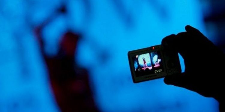 I DASHURI I KËRKONTE 70 MIJË EURO MOS I PUBLIKONTE FOTOT INTIME/ Ja çfarë bën shqiptarja