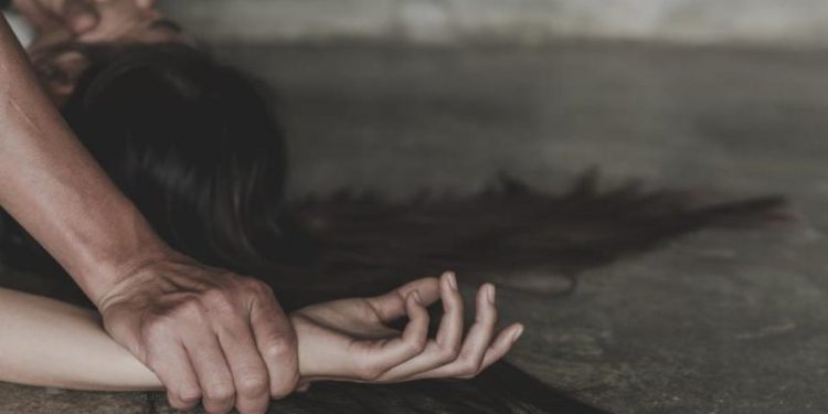 NGJARJE TRONDITËSE/ Babai përdhunon vajzën e tij 14-vjeçare