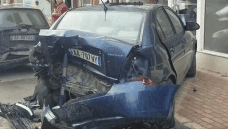 DETAJET NGA AKSIDENTI ME 5 MAKINA NË DURRËS/ E shkaktoi maturanti që kthehej nga mbrëmja e maturës