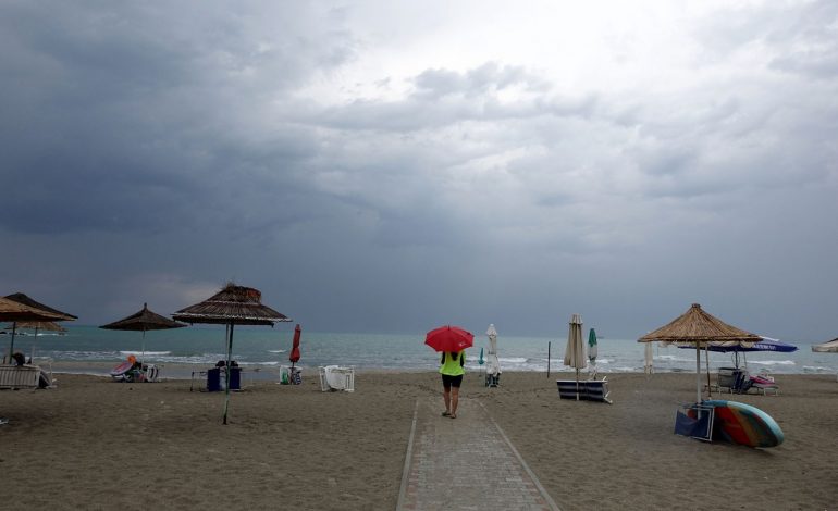 “SHI NË PLAZH”/ Qytetarët nuk braktisin detin, me çadra në duar frekuentojnë pjesët “pikante” të Adriatikut