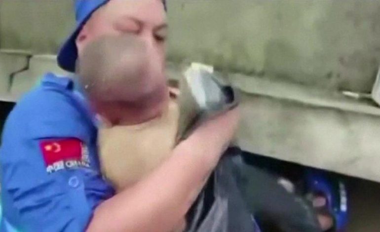 PREKËSE/ Nëna sakrifikon veten për të shpëtuar të bijën nga përmbytjet në Kinë (VIDEO)