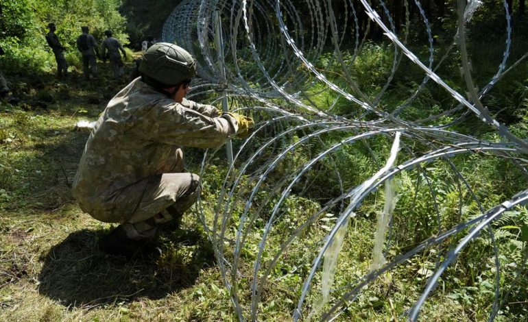 KALOJNË QINDRA EMIGRANTË ÇDO DITË/ Lituania fillon ndërtimin e murit me tela në kufirin me Bjellorusinë