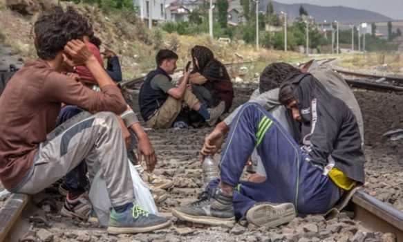 TË LODHUR DHE PA GJUMË/ Gratë dhe fëmijët dynden drejt kufirit teksa Talibanët marrin kontrollin në Afganistan