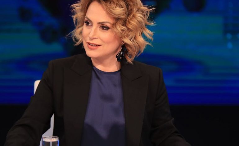 “TAKIMI YNË I PARË”/ Pas lindjes, Eni Vasili publikon FOTON e veçantë nga materniteti dhe EMRAT e binjakeve