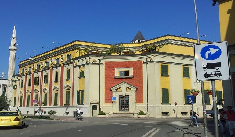 PËSUAN DËMTIME NGA ZJARRI OSE PËRMBYTJET/ Bashkia Tiranë miraton dëmshpërblimin për 24 familje
