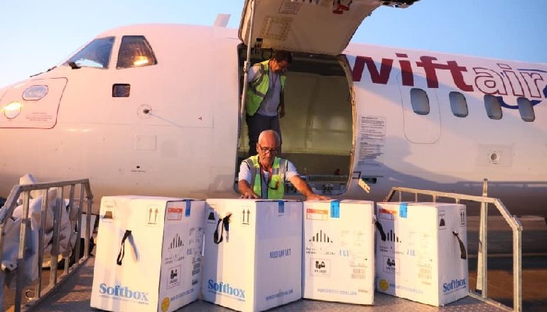 SUPER LAJMI/ 18,720 doza të vaksinës Pfizer mbërrijnë në Shqipëri