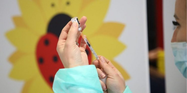 “RINIA NEGLIZHENTE NDAJ VAKSINËS!” Ekspertët: Rreth 466 mijë qytetarë kanë marrë të dyja dozat
