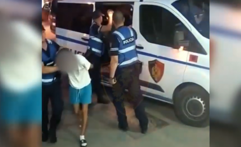 ME ARMË NË MAKINË DHE PA LEJE DREJTIMI/ Arrestohen dy adoleshentët në Durrës