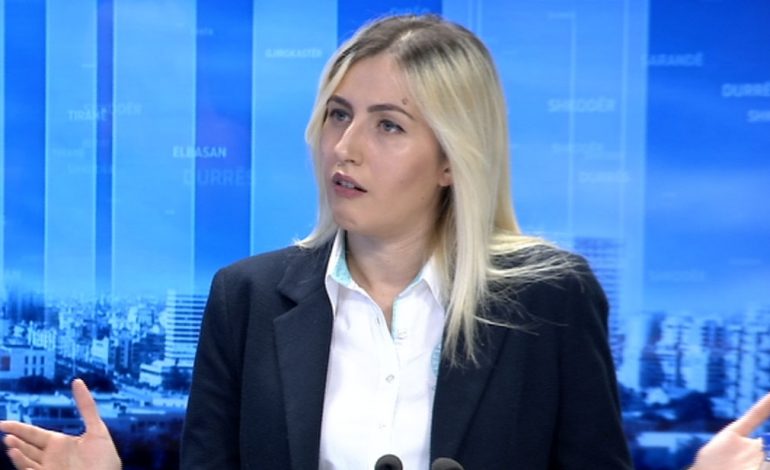 GAFA E INA ZHUPËS/ Kujton hyrjen në Ambasada me foton e deklaratës Kushtetuese të 2 korrikut 1990, në Kosovë