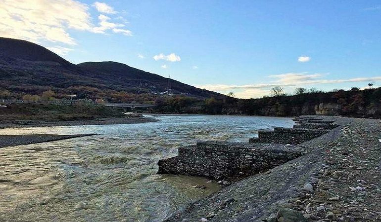 E RËNDË/ Po peshkonte në LUMIN Erzen, 55-vjeçari bie në…