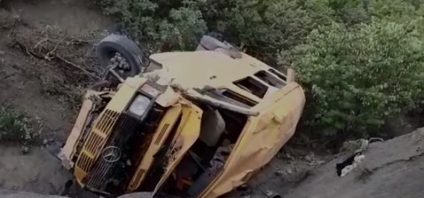 AKSIDENTI ME NJË TË VDEKUR DHE NËNTË TË PLAGOSUR/ Arrestohet shoferi i minibusit (EMRI)