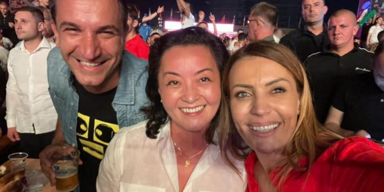 NGA KIM ME VELIAJN TEK FESTA E “ÇMENDUR” E AMBASADORIT ITALIAN/ Ja çfarë nuk u pa dje në sheshin “Skënderbej” (FOTOT)