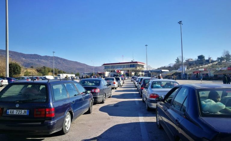 HAPJA E KAPSHTICËS DHE KAKAVIJËS/ Dyndje lëvizjesh në dy pikat kufitare me Greqinë