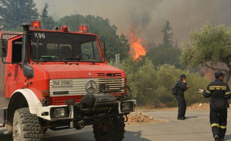 PËRFSHIHET NGA FLAKËT ISHULLI I KRETËS/ Autoritetet apel qeverisë për ndihmë, kërcënohen shtepitë