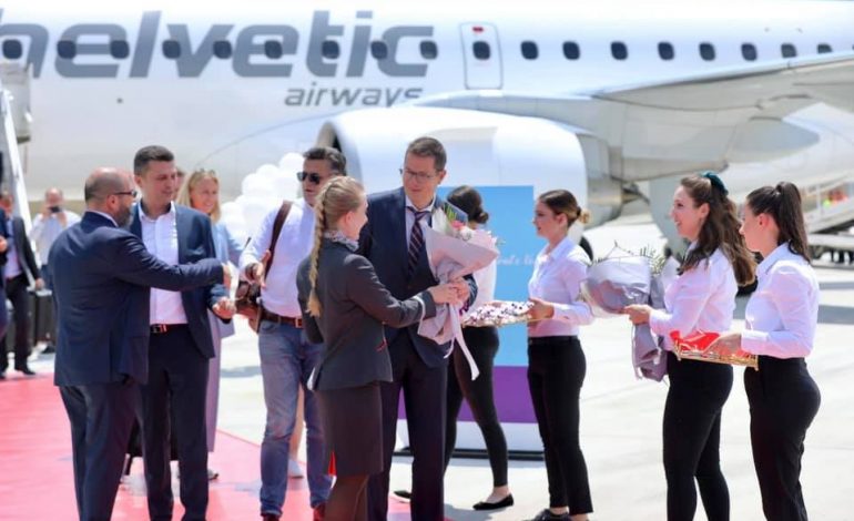LULE DHE ËMBËLSIRA/ Rama publikon FOTOT nga mbërritja e avionit të parë në Kukës: Me këmbë të mbarë