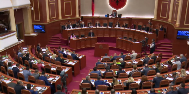 FUNDI I NJË PARLAMENTI TË PAZAKONTË/ Nga djegia e mandateve të opozitës tek shkarkimi i kreut të shtetit