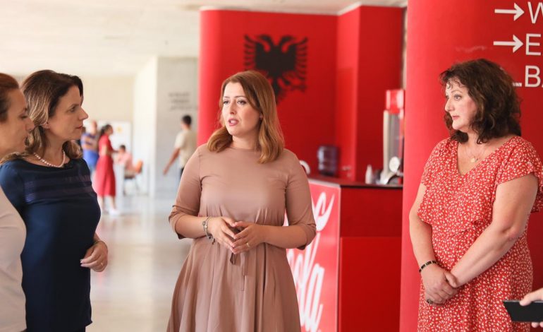 “KEMI MARRË MOSTRA…”/ Albana Fico: Ka rritje të vogla të rasteve pozitive. Apel për vaksinim…