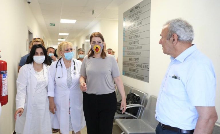 JEP LAJMIN NGA QENDRA SHNDETËSORE NË LUSHJE/ Manastirliu: Javën e ardhshme nis vaksinimi anti-COVID me njësitë e lëvizshme