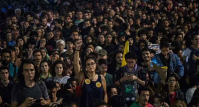MBI 500 MIJË VIKTIMA NGA COVID-19/ Qytetarët brazilianë kërkojnë largimin e presidentit të vendit