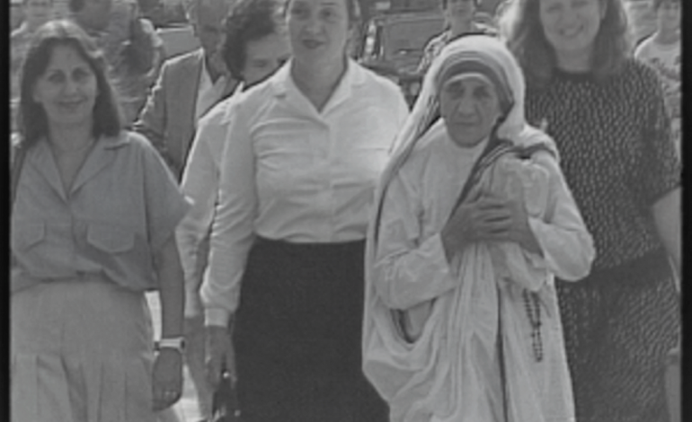 DOSSIER/ Relacioni i shoqëruesit, gusht 1989: “Nënë Tereza fillimisht s’pranoi të takohej me shoqen Nexhmije Hoxha…