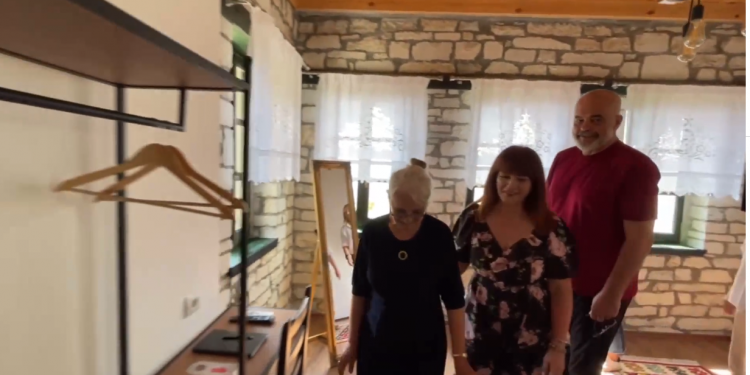 BATUTAT/ “Me vjehrrën si shkoni?” Edi Rama në një bujtinë në Gjirokastër, ja si i përgjigjet NUSJA pyetjes