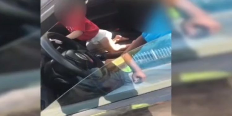 NDODH NË TIRANË/ Prindi i papërgjegjshëm mban fëmijën në vendin e parë PA asnjë rrip sigurimi. Policia…