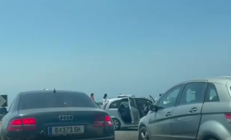 PËRPLASJE “KOKË MË KOKË”/ Aksidentohen tre makina në Llogara, rradhë kilometrike në rrugë (PAMJET)