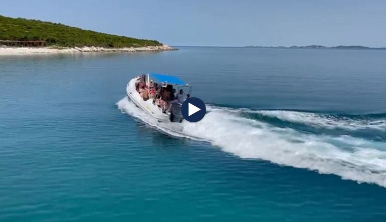 ISHTE NISUR NGA VLORA ME PUSHUES/ Gomonia rrezikoi të fundosej, motori pëson defekt drejt rrugës për Dhërmi