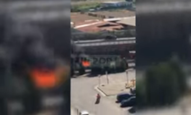 DIGJET MAKINA TEK MBIKALIMI I KAMZËS/ Pamjet nga flakët e përmasave të mëdha, shoferi shpëton mrekullisht (VIDEO)