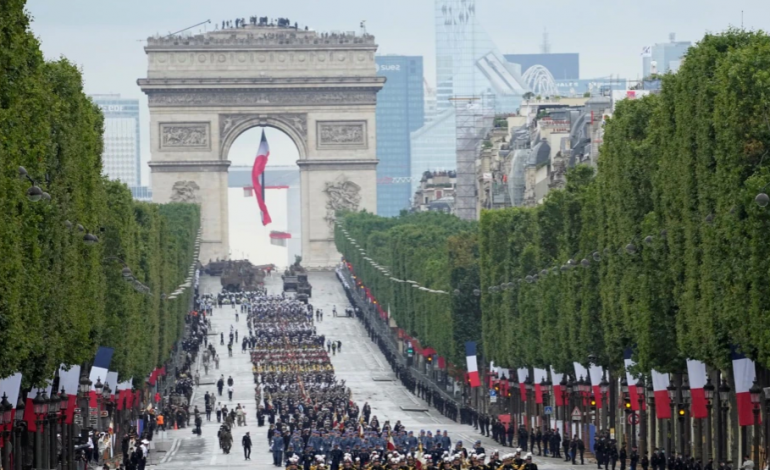 FRANCA FESTON DITËN E BASTIJËS/ Me mijëra trupa marshuan në një paradë në Paris
