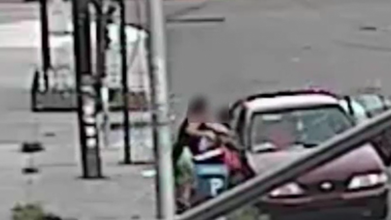 GRUAS NË SHBA I RRËMBEJNË DJALIN/ Shihni momentin kur ajo nxiton dhe e nxjerr përmes dritares nga makina (VIDEO)