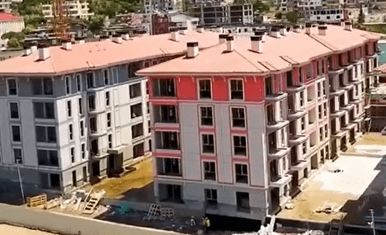 DREJT PËRFUNDIMIT/ Rama publikon pamjet, si duket lagjia e re në Laç pas rindërtimit (VIDEO)