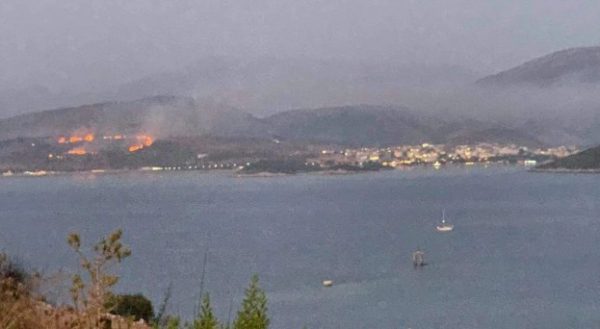 ZJARRI NË KSAMIL/ Mediat greke nxjerrin pamjet: I dukshëm që nga ishulli i Korfuzit (VIDEO)