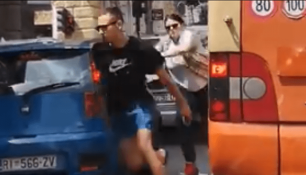 PO BËHET VIRALE/ I riu sulmon gruan në trafik, ajo i del nga makina me shkop dhe i jep një mësim të mirë (VIDEO)