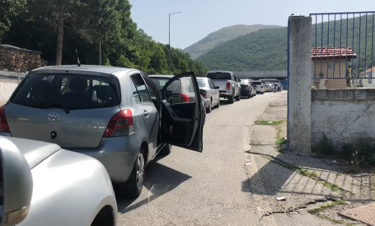 RADHË KILOMETRIKE NË KAPSHTICË/ Udhëtarët shqiptarë mbi një orë që presin për të kaluar në Greqi (VIDEO)