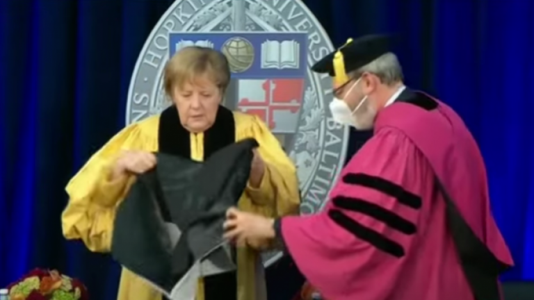 S’DINTE TË VISHTE UNIFORMËN E…/ VIDEO e “sikletshme” e Merkel bëhet virale në rrjet